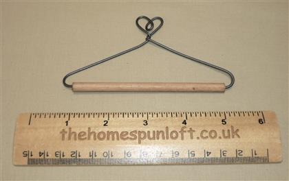 4" Heart Wire Quilt Hanger With Wooden Dowel