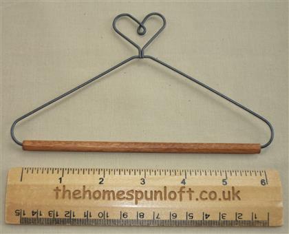 6" Heart wire quilt hanger with wooden dowel