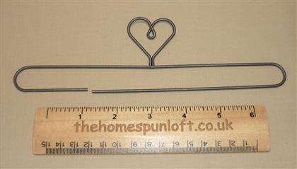 7 1/2" Wire Quilt Heart Hanger With Split Bottom