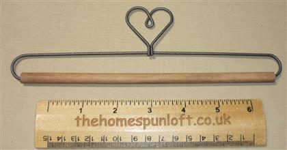 7.5" Heart Wire Quilt Hanger with Wooden Dowel