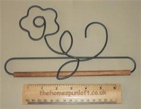 8" Pansy Flower Wire Quilt Hanger & Wooden Dowel