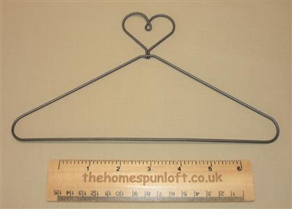 9" Wire Quilt Hanger With Heart Top