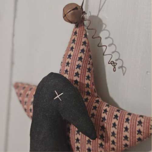 10" Primitive Crow and Homespun Star Rusty Tin - The Homespun Loft