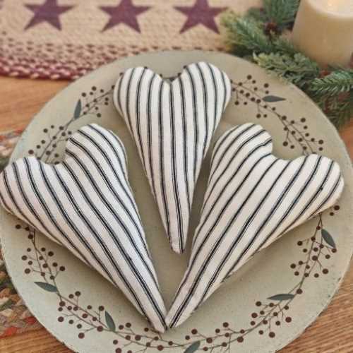 8" Primitive Black/Tea Padded Heart Bowl Filler - The Homespun Loft