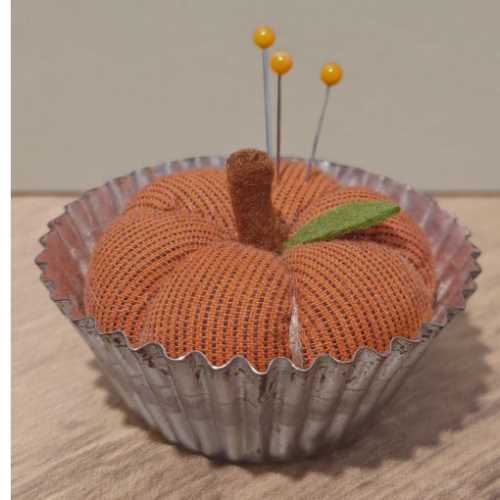 Pumpkin Pie Pin Cushion in a Vintage Tart Tin - The Homespun Loft
