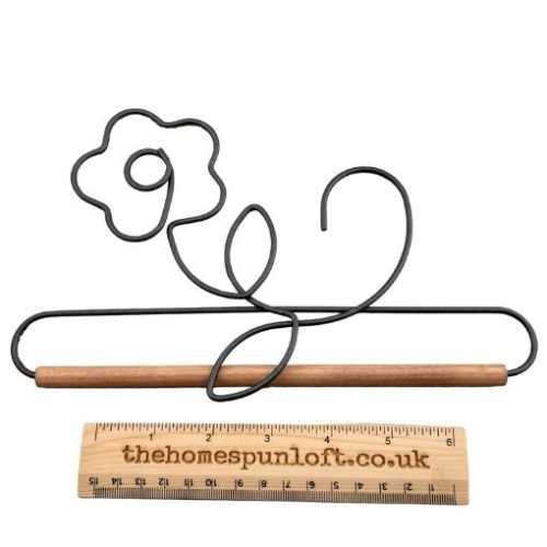 8" Pansy Flower Wire Quilt Hanger and Wooden Dowel - The Homespun Loft