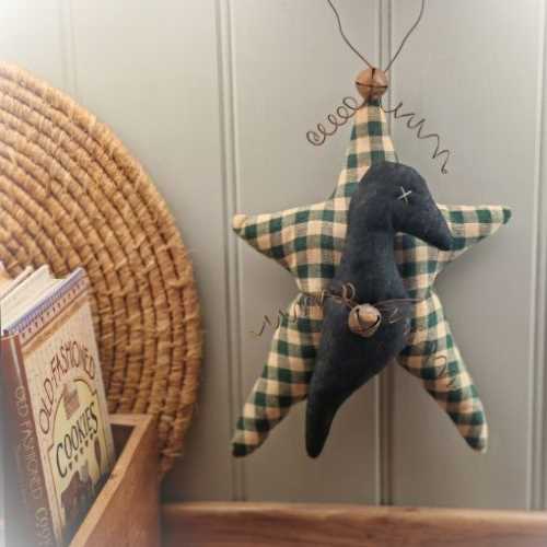 10" Primitive Crow Green Homespun Star Rusty Tin - The Homespun Loft