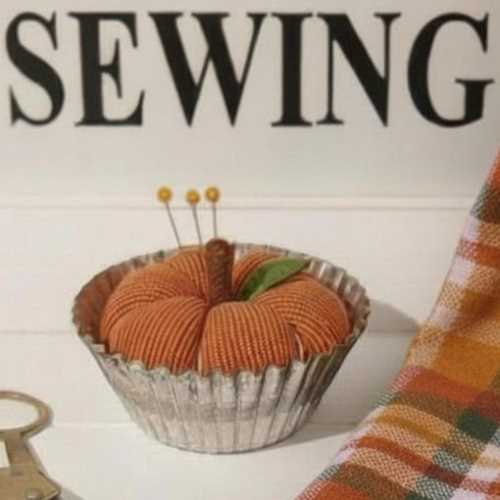 Pumpkin Pie Pin Cushion in a Vintage Tart Tin - The Homespun Loft