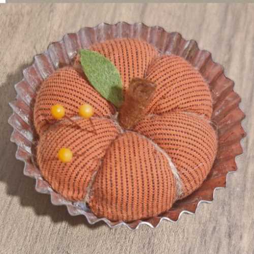 Pumpkin Pie Pin Cushion in a Vintage Tart Tin - The Homespun Loft